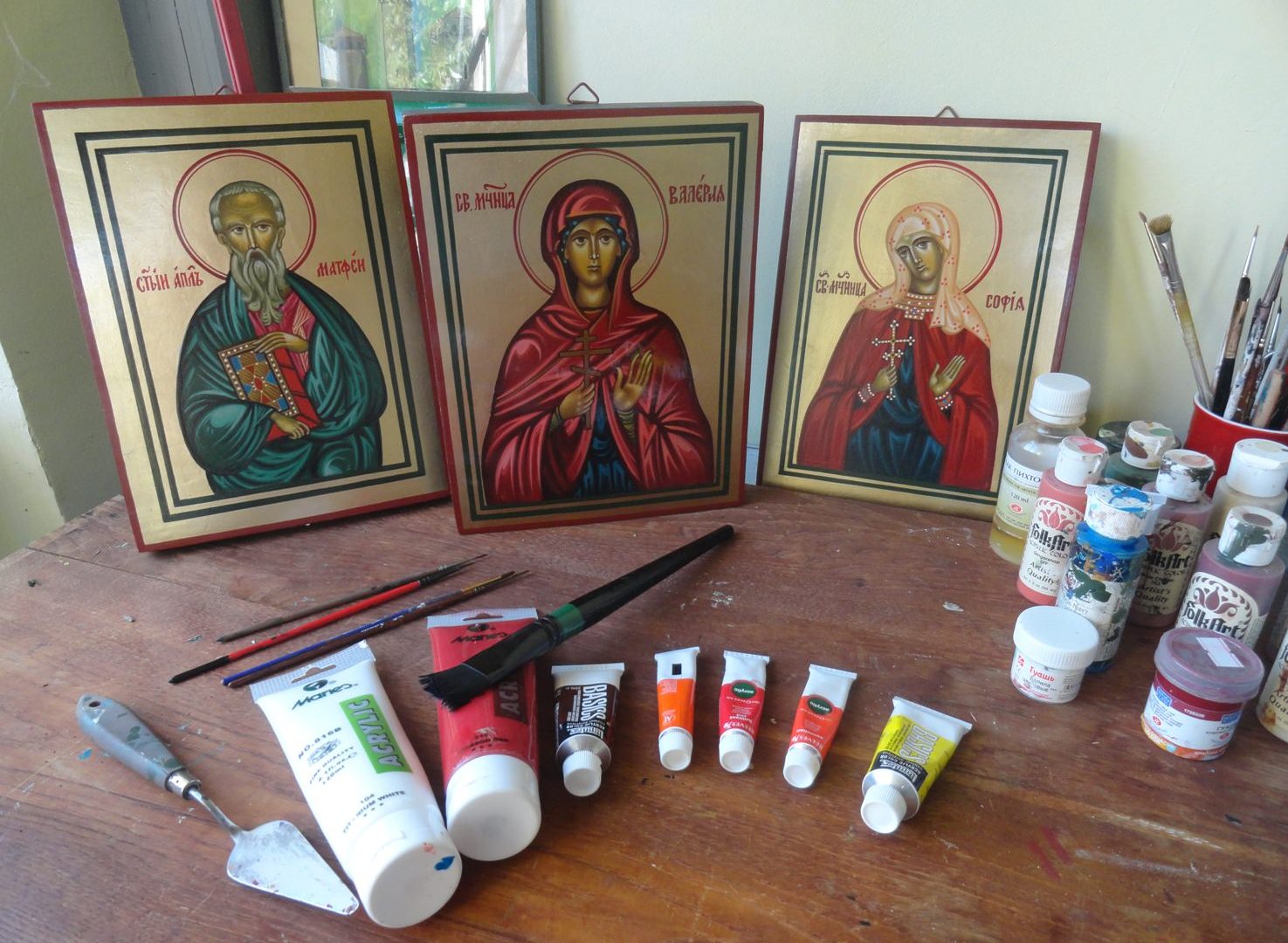 В иконописной мастерской андрея рублева. Краски для иконописи. Краски для иконописи. Для создания икон в краску добавляли. Для создания икон в краску добавляли.