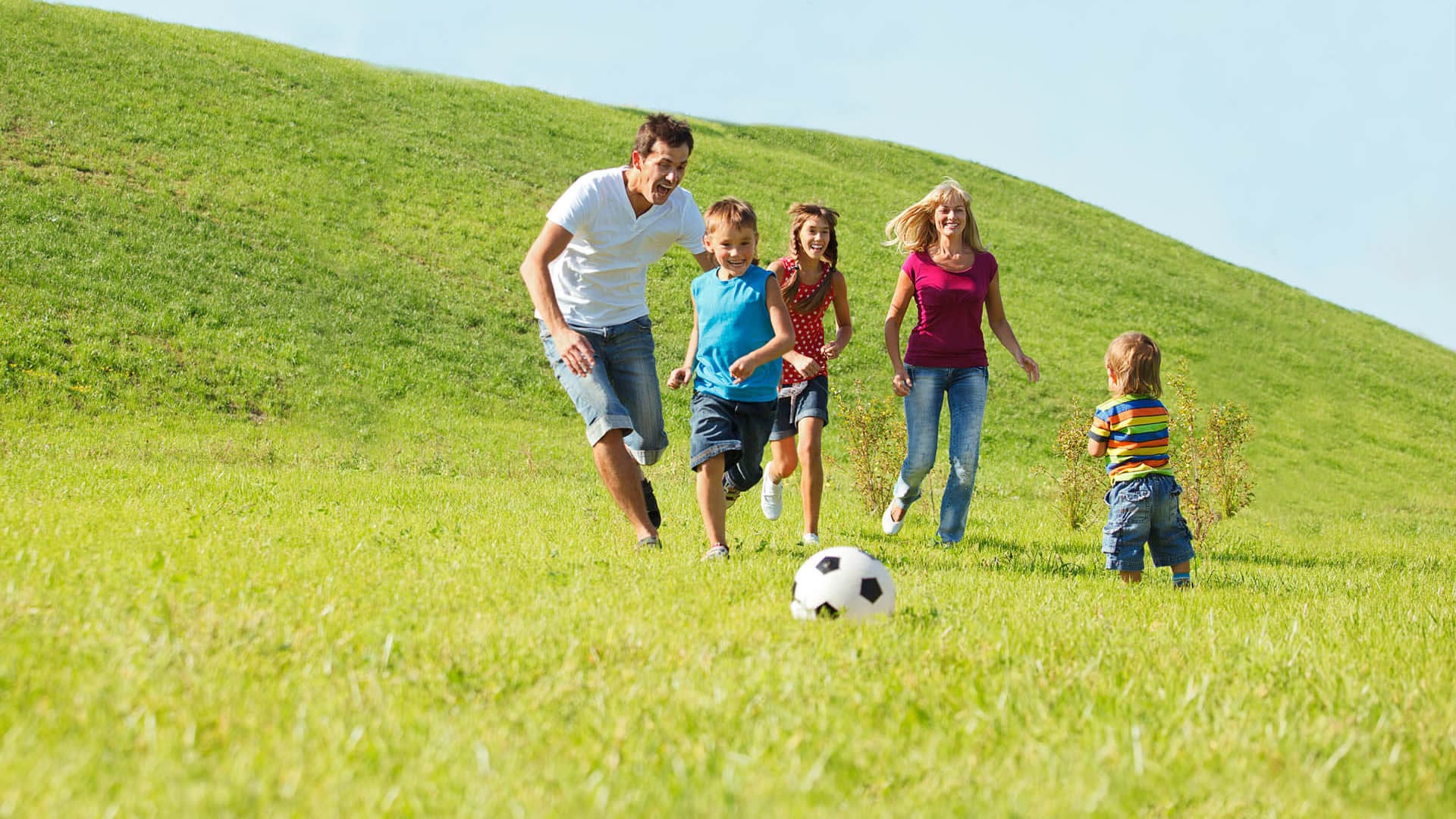 Проводи больше времени с семьей. Спортивная семья на природе. Семейный досуг. Родители с детьми на природе. Счастливая спортивная семья.