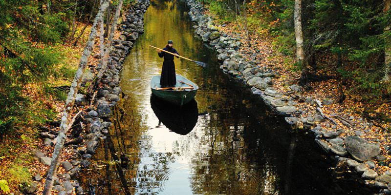 монах в лодке