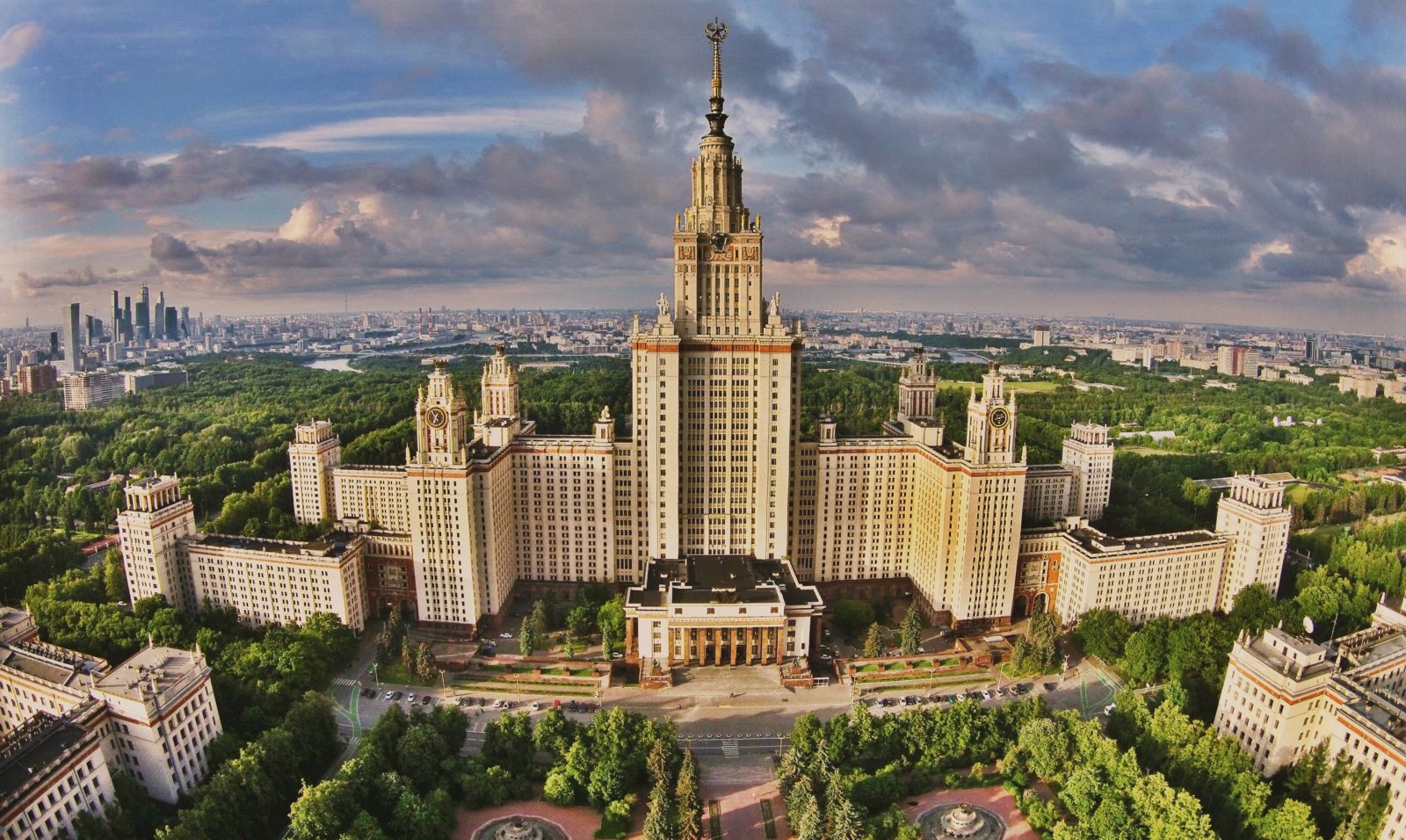 Новый институт в москве. Общежитие МГУ Москва. Здание МГУ. МГУ панорама. Общага МГУ на Воробьевых горах.