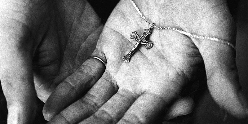 крестик в руке