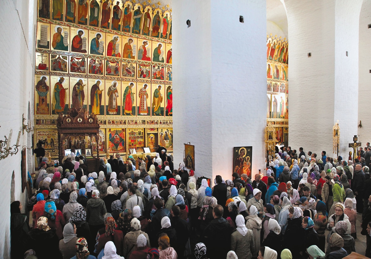 православные в храме