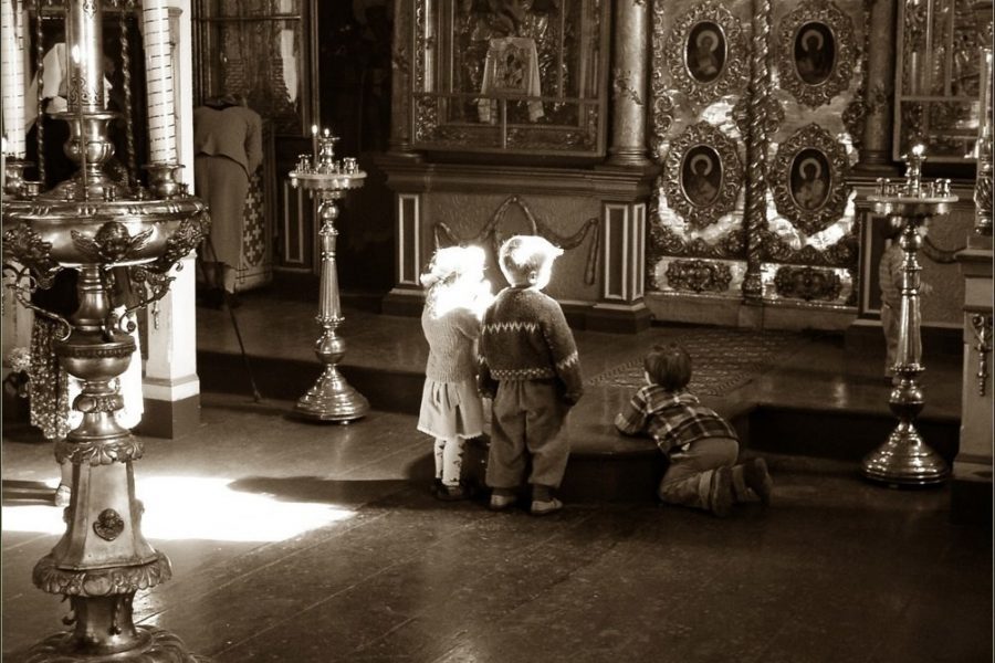 дети в церкви