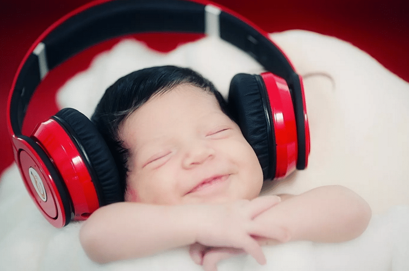 ребенок слушает музыку
