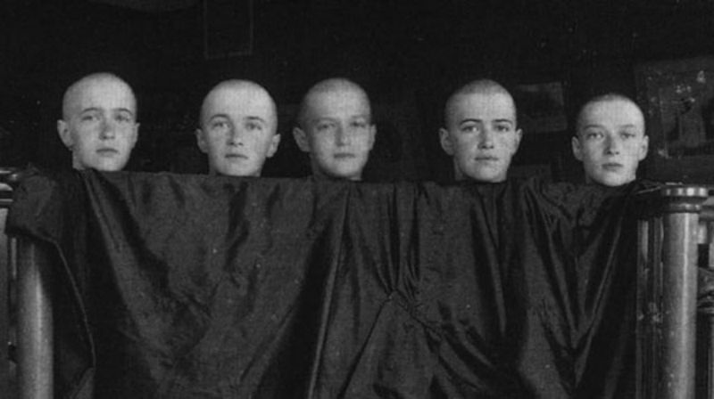 Слева направо: Анастасия, Ольга, Алексей, Мария и Татьяна после кори (июнь 1917)
