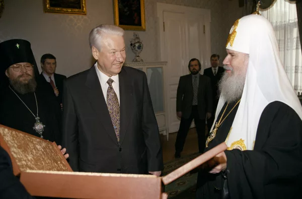 Церковные прихожане. Девяностые церковь. Религиозное возрождение в период перестройки. Церкви 90 годов. Возрождение православной церкви в 90-е годы.