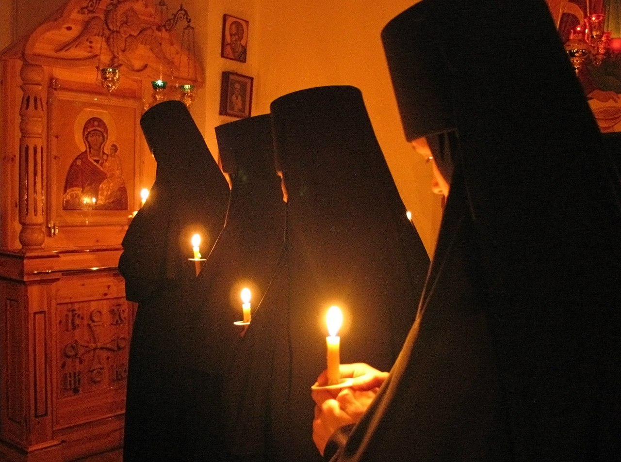 Православная монахиня молится