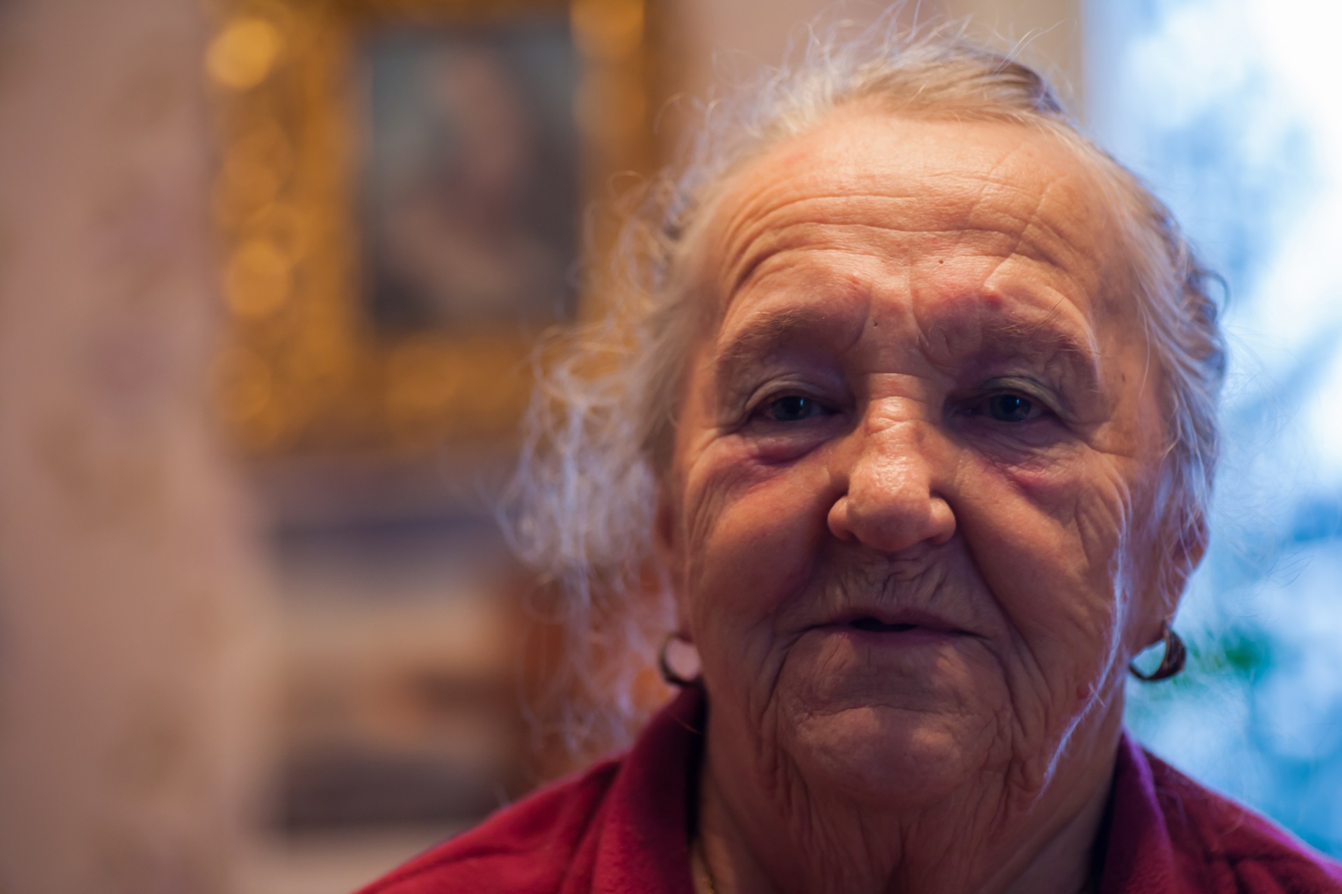 Бабушка какое лицо. Лицо бабушки. Лицо старушки сбоку. Доброе лицо бабушки. Волосы на лице у бабушек.