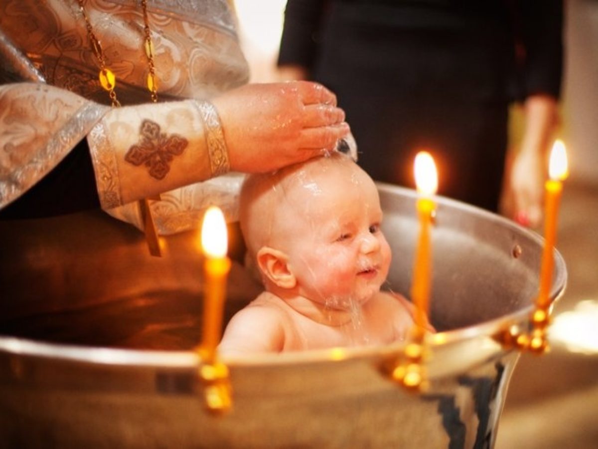 Можно ли крестить ребенка на пасху. Таинство крещения. Крестины ребенка. Крещение в церкви. Обряд крещения ребенка.