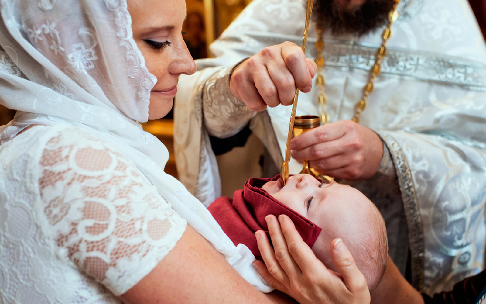 Что делать после причастия. Дети причащаются в храме. Крещение в церкви. Крещение детей в церкви. Православные таинства крещение.